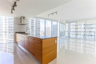 495 Brickell Ave, Unit 1710 in Miami, FL - Foto de edificio - Building Photo