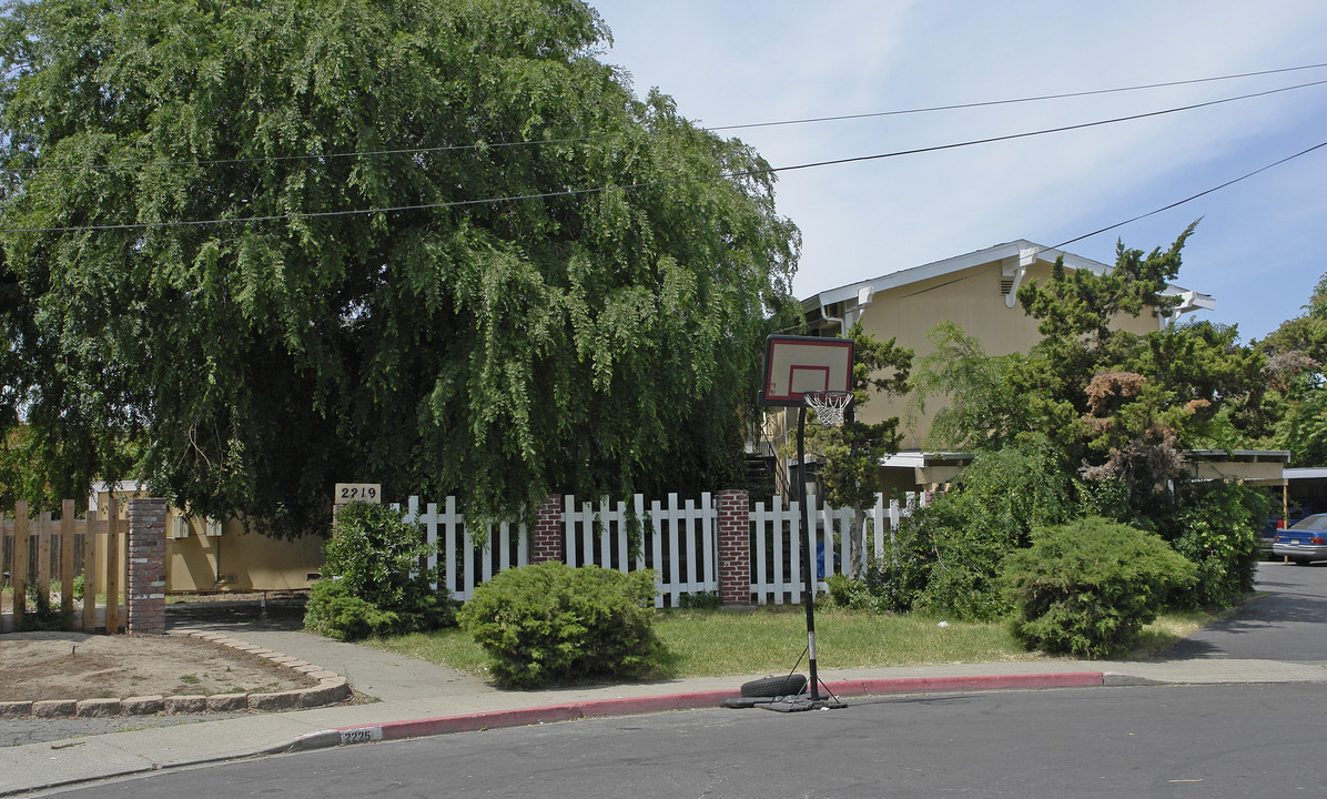 2219 Hillsborough Ct in Concord, CA - Building Photo