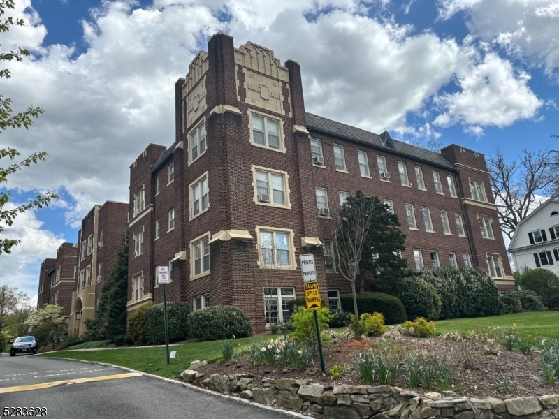 43 Woodland Ave, Unit 204 in Summit, NJ - Building Photo
