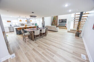 7980 Royal Ave in Zionsville, IN - Foto de edificio - Building Photo