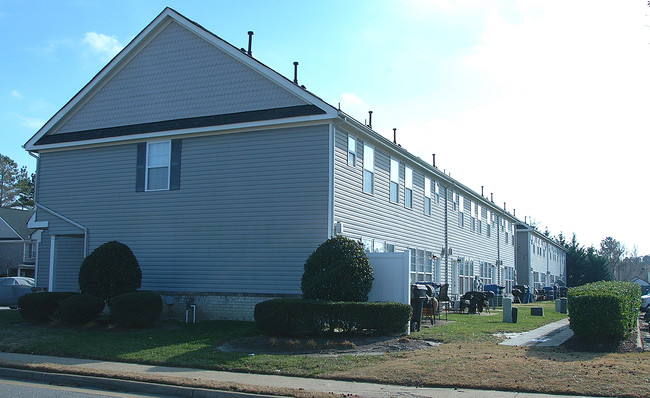 Thalia Commons in Virginia Beach, VA - Building Photo - Building Photo