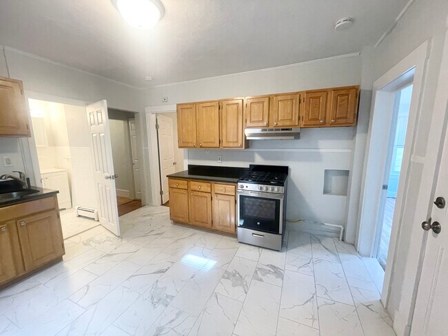 22 Howell St, Unit 2 in Boston, MA - Foto de edificio - Building Photo