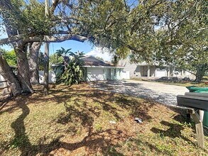 10597 101st Ave in Seminole, FL - Building Photo - Building Photo