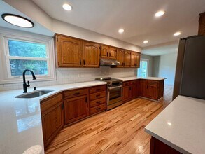 2500 SE Tarbell Ave in Milwaukie, OR - Building Photo - Building Photo
