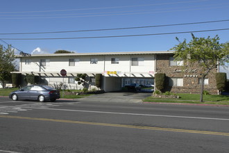 Dumont West in Hayward, CA - Building Photo - Building Photo