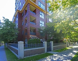Emerald Court in Vancouver, BC - Building Photo