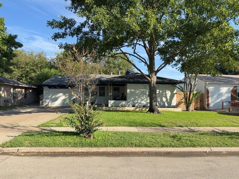 2208 Piedmont St, Unit 1-240 in Irving, TX - Building Photo