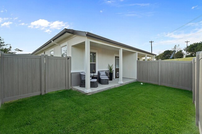 571 Lloyd's Rd in Little Elm, TX - Foto de edificio - Building Photo