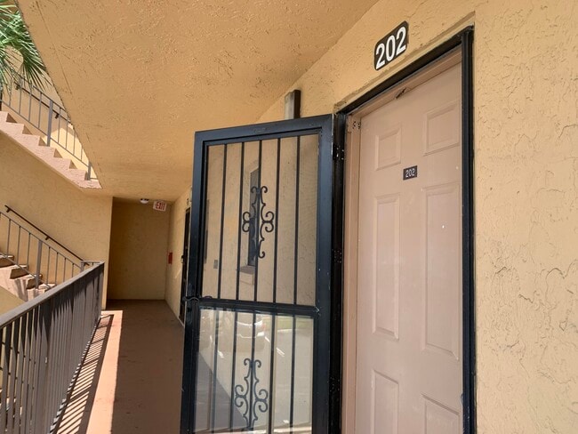 9370 SW 8th St in Boca Raton, FL - Building Photo - Building Photo