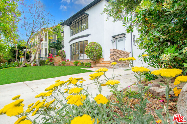 222 Mansfield Ave in Los Angeles, CA - Foto de edificio - Building Photo