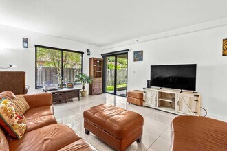 1665 Cabot Ln in Wellington, FL - Building Photo - Building Photo