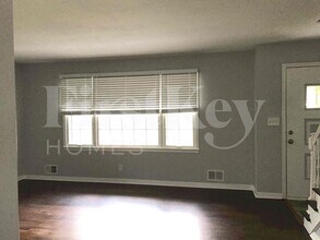 8712 Marty Ln in Overland Park, KS - Foto de edificio - Building Photo