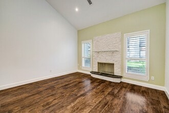 902 Memorial Village Dr in Houston, TX - Building Photo - Building Photo