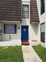 1624 NW 90th Way in Pembroke Pines, FL - Building Photo