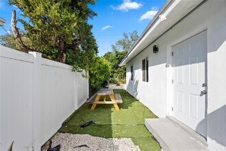 1525 NE 160th St in North Miami Beach, FL - Building Photo - Building Photo