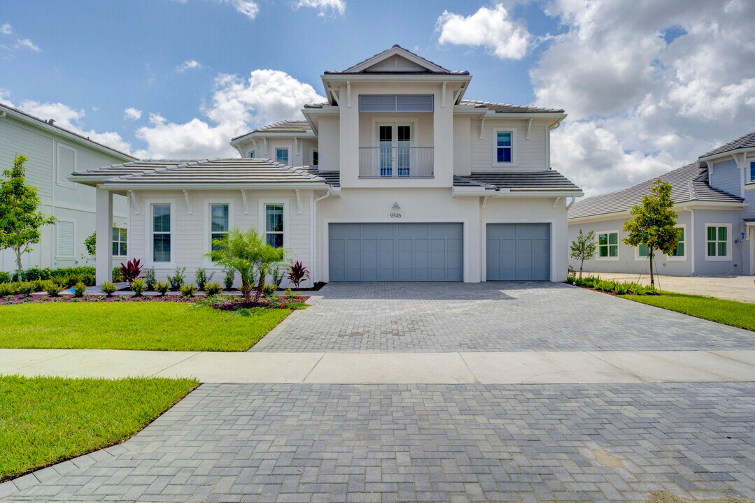 9346 Crestview Cir in Palm Beach Gardens, FL - Building Photo