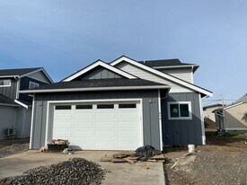 668 E St in Blaine, WA - Building Photo