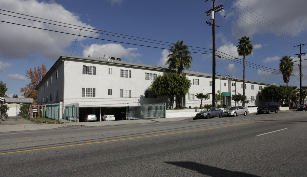 The Lancer in Van Nuys, CA - Building Photo