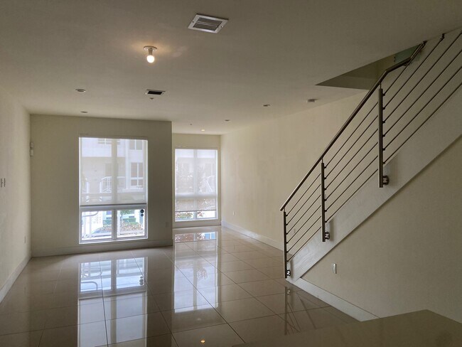 10260 NW 63rd Ter in Doral, FL - Building Photo - Building Photo