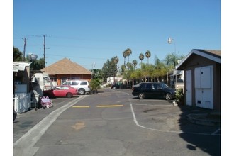 Liberty Travel Park in Anaheim, CA - Foto de edificio - Building Photo