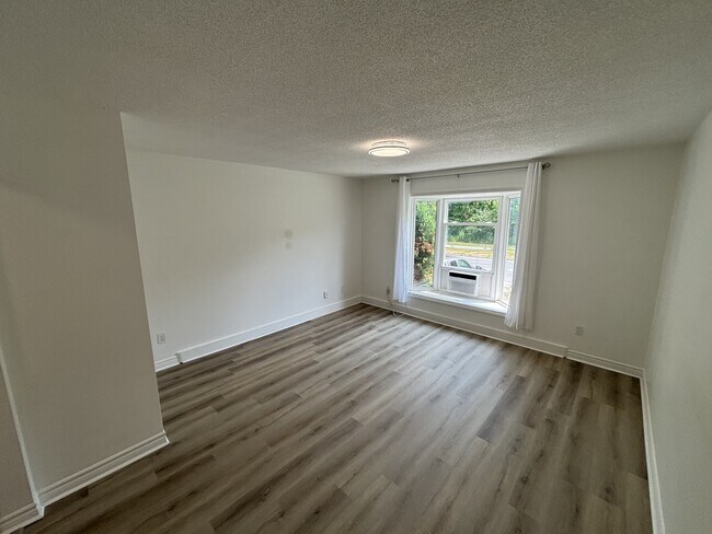 1091 Whitefield Dr in Peterborough, ON - Building Photo - Building Photo