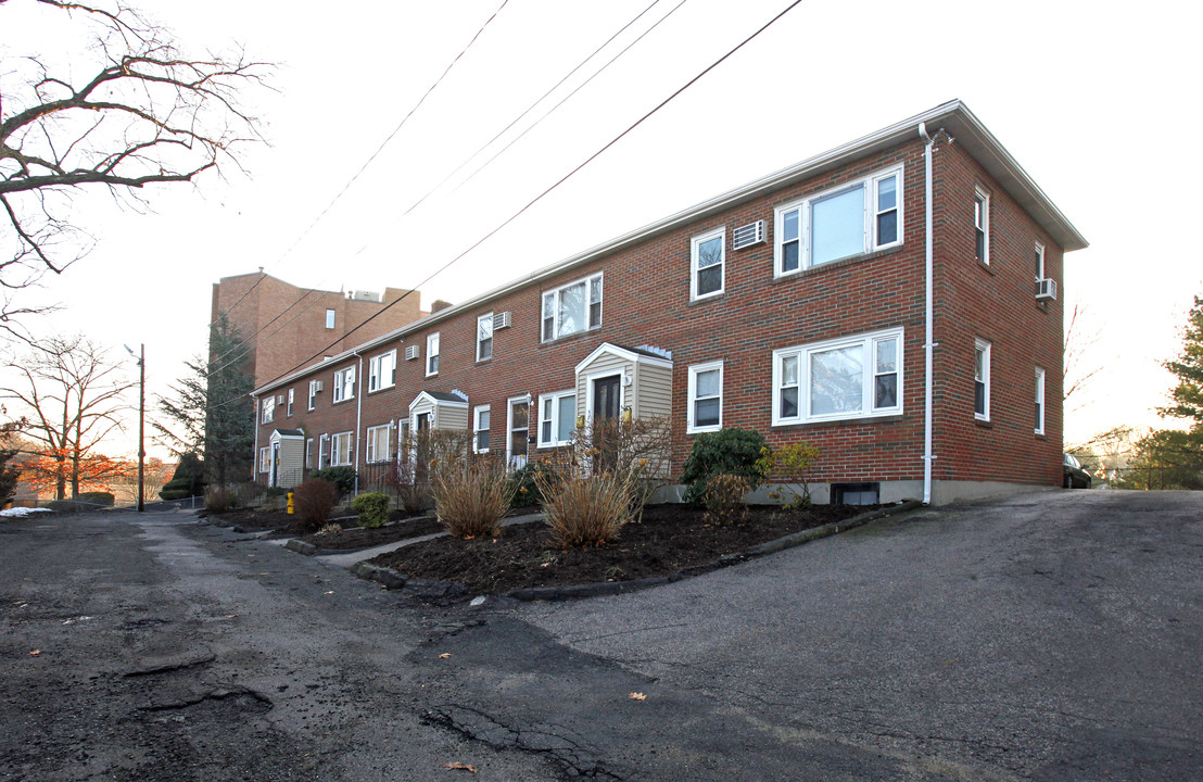 48-58 Edge Hill Rd in Waltham, MA - Foto de edificio