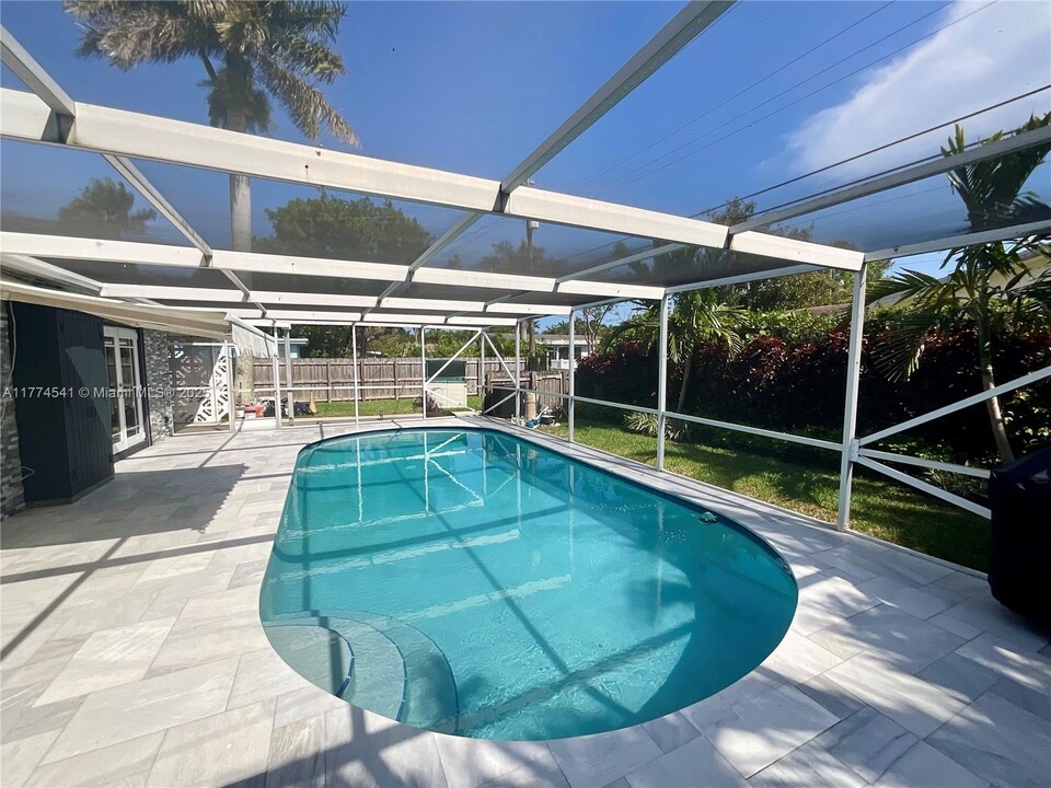 114 NE 2nd Pl in Dania Beach, FL - Building Photo