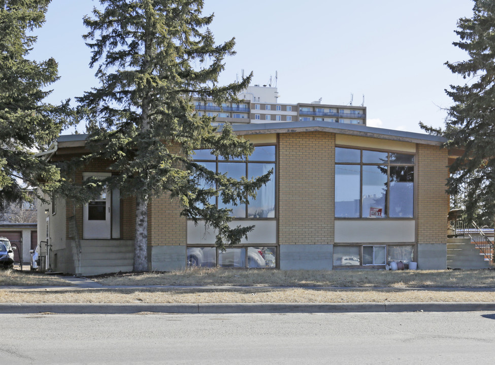 1936 Uxbridge Dr NW in Calgary, AB - Building Photo