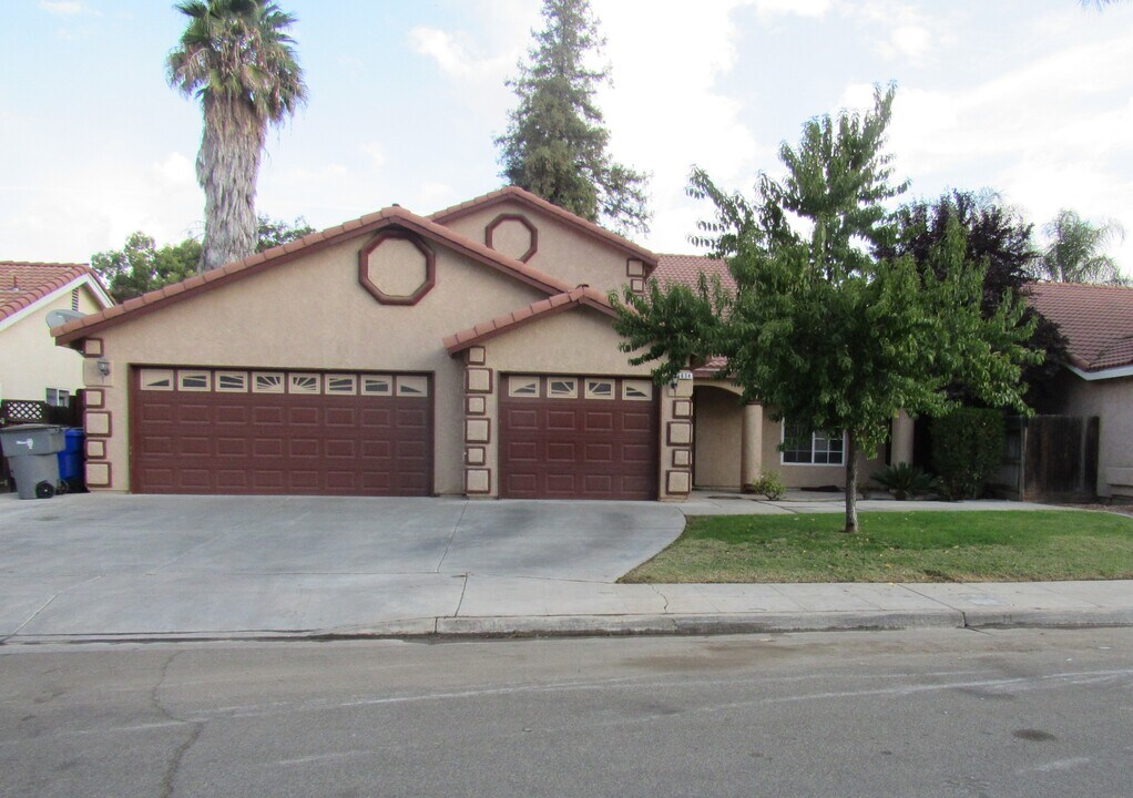 5634 W Paul Ave in Fresno, CA - Building Photo