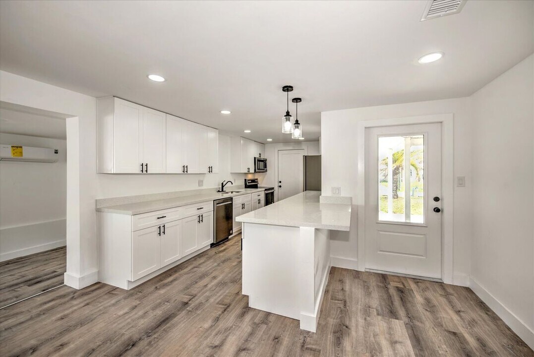 160 Francis Dr NE in Port Charlotte, FL - Building Photo