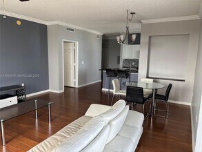 1919 Van Buren St, Unit 817 in Hollywood, FL - Foto de edificio - Building Photo