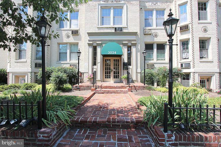 3024 Wisconsin Ave NW in Washington, DC - Building Photo