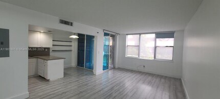 17890 W Dixie Hwy in North Miami Beach, FL - Foto de edificio - Building Photo