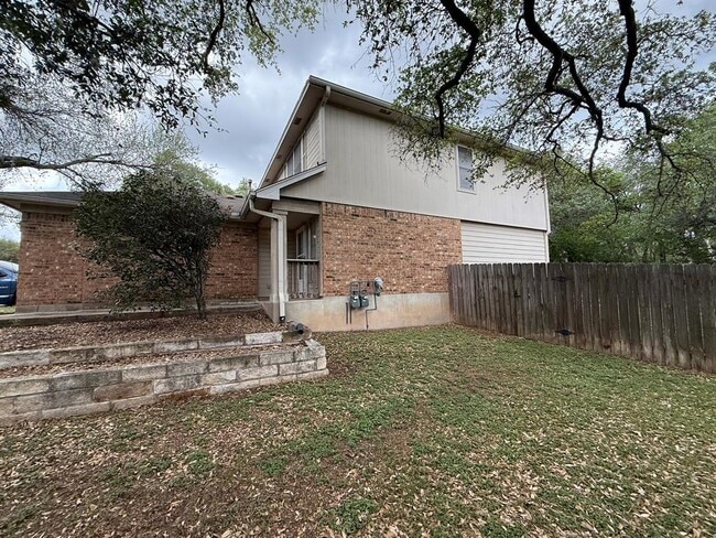 2304 Granberry Dr in Austin, TX - Foto de edificio - Building Photo