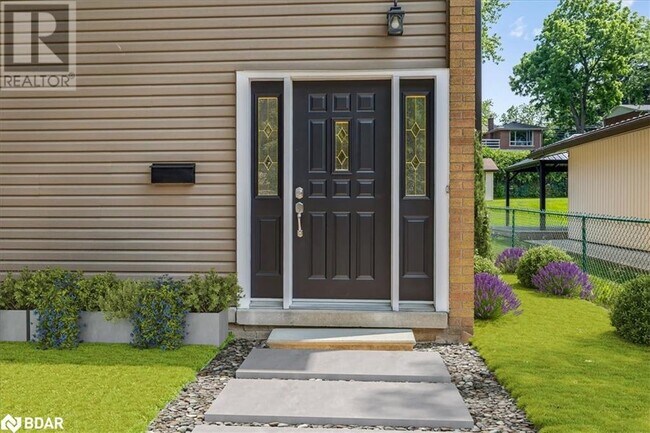 18 Pleasant Ave in Hamilton, ON - Building Photo - Building Photo