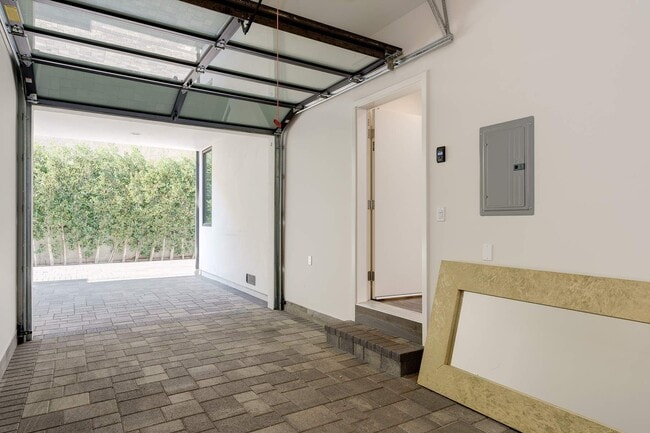 4418 Kingswell Ave in Los Angeles, CA - Building Photo - Building Photo