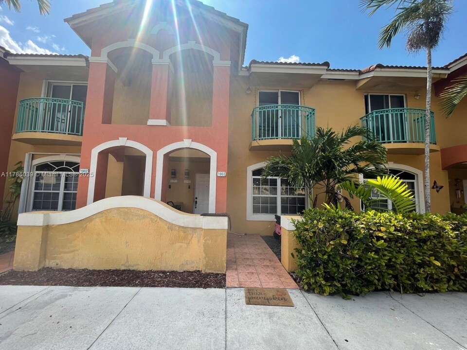 6965 NW 173rd Dr in Hialeah, FL - Foto de edificio