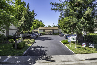 Alvarado Parkside Apartments in Davis, CA - Foto de edificio - Building Photo