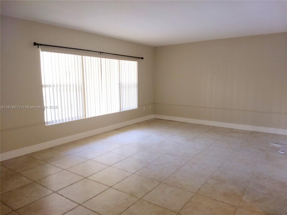 10001 W Bay Harbor Dr in Bay Harbor Islands, FL - Building Photo