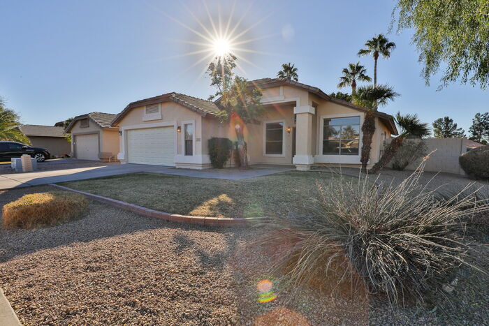 2255 E Smoke Tree Rd in Gilbert, AZ - Building Photo