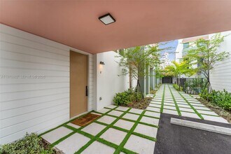 721 SW 11th St in Miami, FL - Building Photo - Building Photo