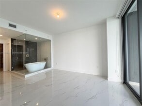 700 NE 24th St, Unit 3503 in Miami, FL - Foto de edificio - Building Photo