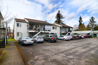 Umpqua Villa Apartments in Roseburg, OR - Building Photo - Building Photo