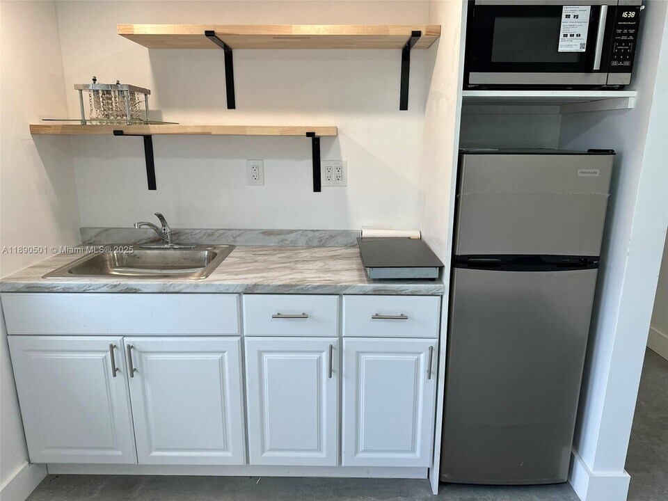 80 NE 133rd St in North Miami, FL - Building Photo