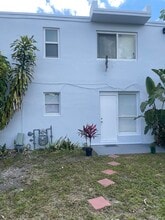 1255 W 49th St, Unit 102 in Hialeah, FL - Foto de edificio - Building Photo