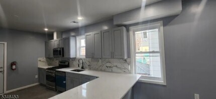 41 Wilcox Ave, Unit Fl 2 in East Orange, NJ - Building Photo - Building Photo