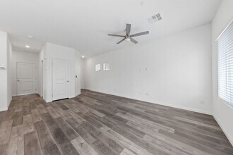 1126 Northern Cardinal Dr in Henderson, NV - Building Photo - Building Photo