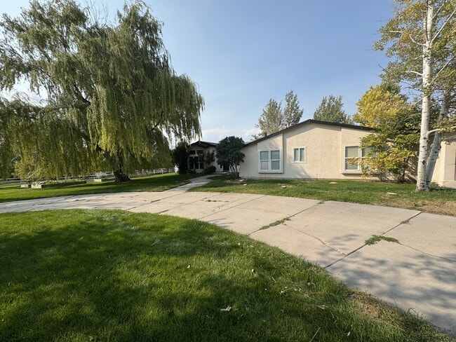 property at 3171 Horse Thief Dr