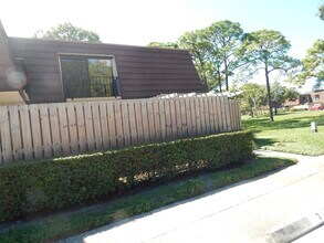 403 4th Ln in Palm Beach Gardens, FL - Building Photo - Building Photo
