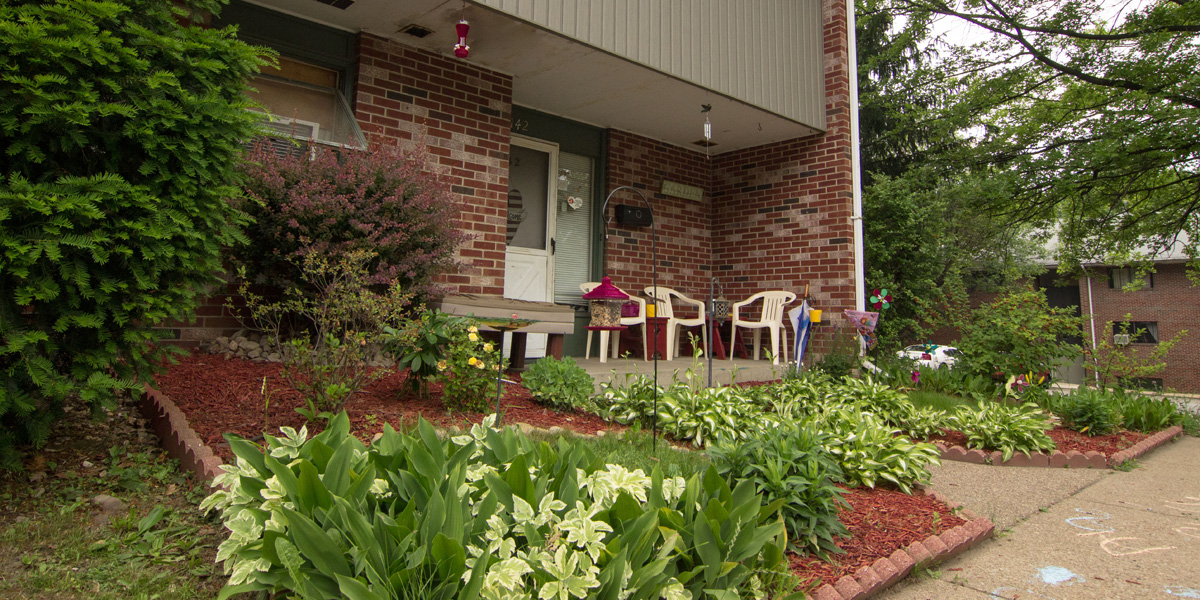 Colonial Oaks Apartments in Beaver Falls, PA - Building Photo